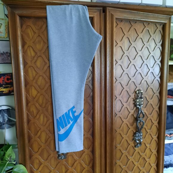 NIKE Sportswear Leg-A-See Graphic Logo Crop Leggings Style# 652478-006 - Size S - Picture 8 of 16